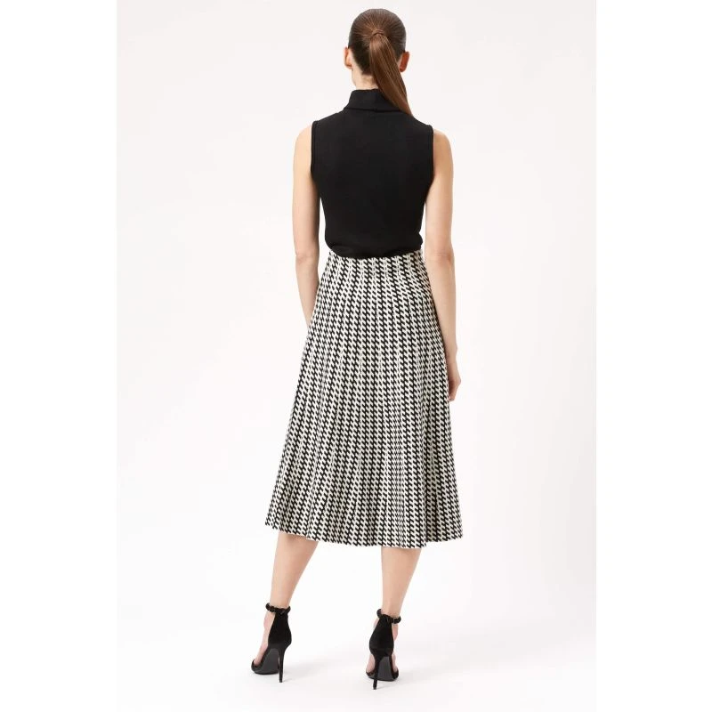Knitted Pleat Detail Zigzag Pattern Midi Skirt In Black-White 4 Knitted Pleat Detail Zigzag Pattern Midi Skirt In Black-White - Image 4