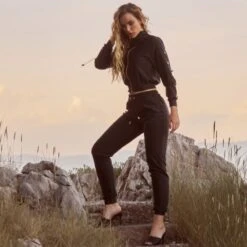 Fitcy Top With Golden Details In Black -Other || Traffic People Shop lcgvhhpnnuvt9s9d76fs