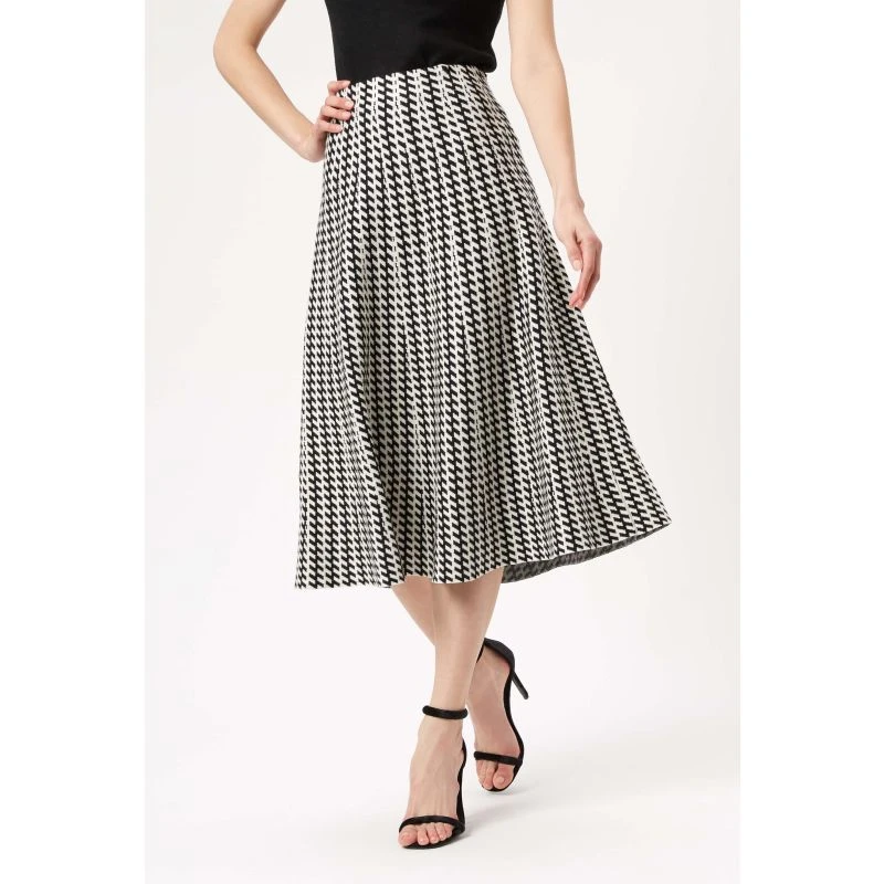 Knitted Pleat Detail Zigzag Pattern Midi Skirt In Black-White 3 Knitted Pleat Detail Zigzag Pattern Midi Skirt In Black-White - Image 3